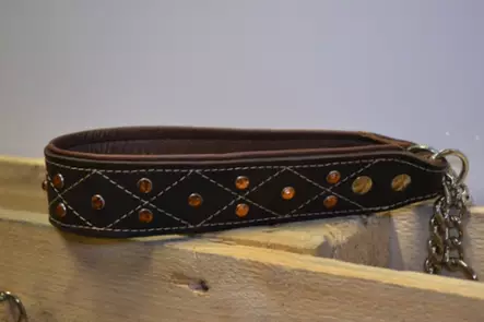 Puolikiristävä nahkapanta ruskea, strasseilla ja koristetikkauksilla - Koiran nahkapannat - 41859 - 1